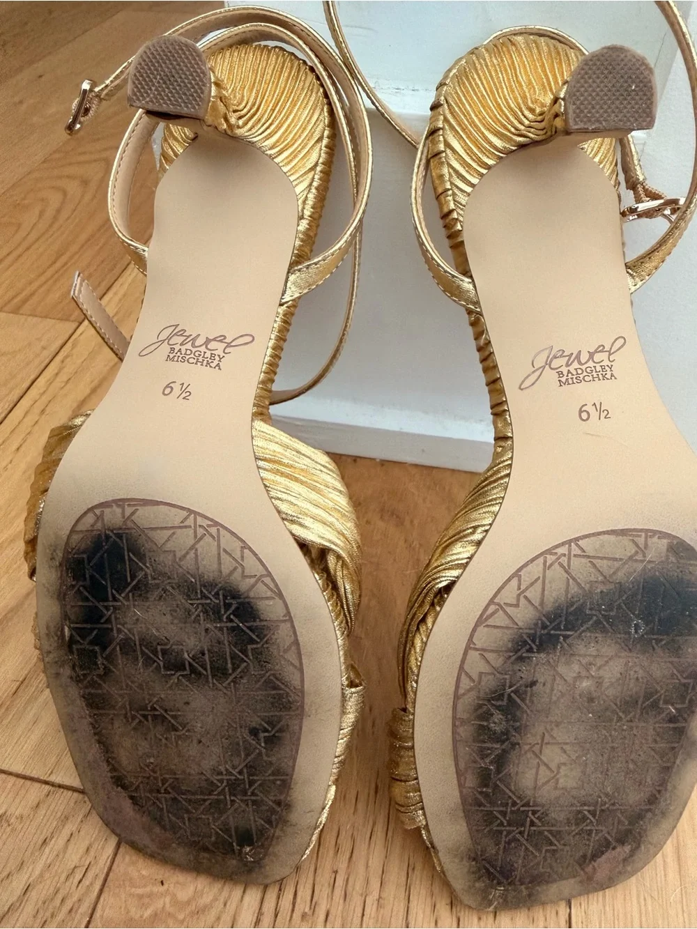 Jewel Badgley Mischka Metallic Gold Pleated Knot Sandals 💛⭐️